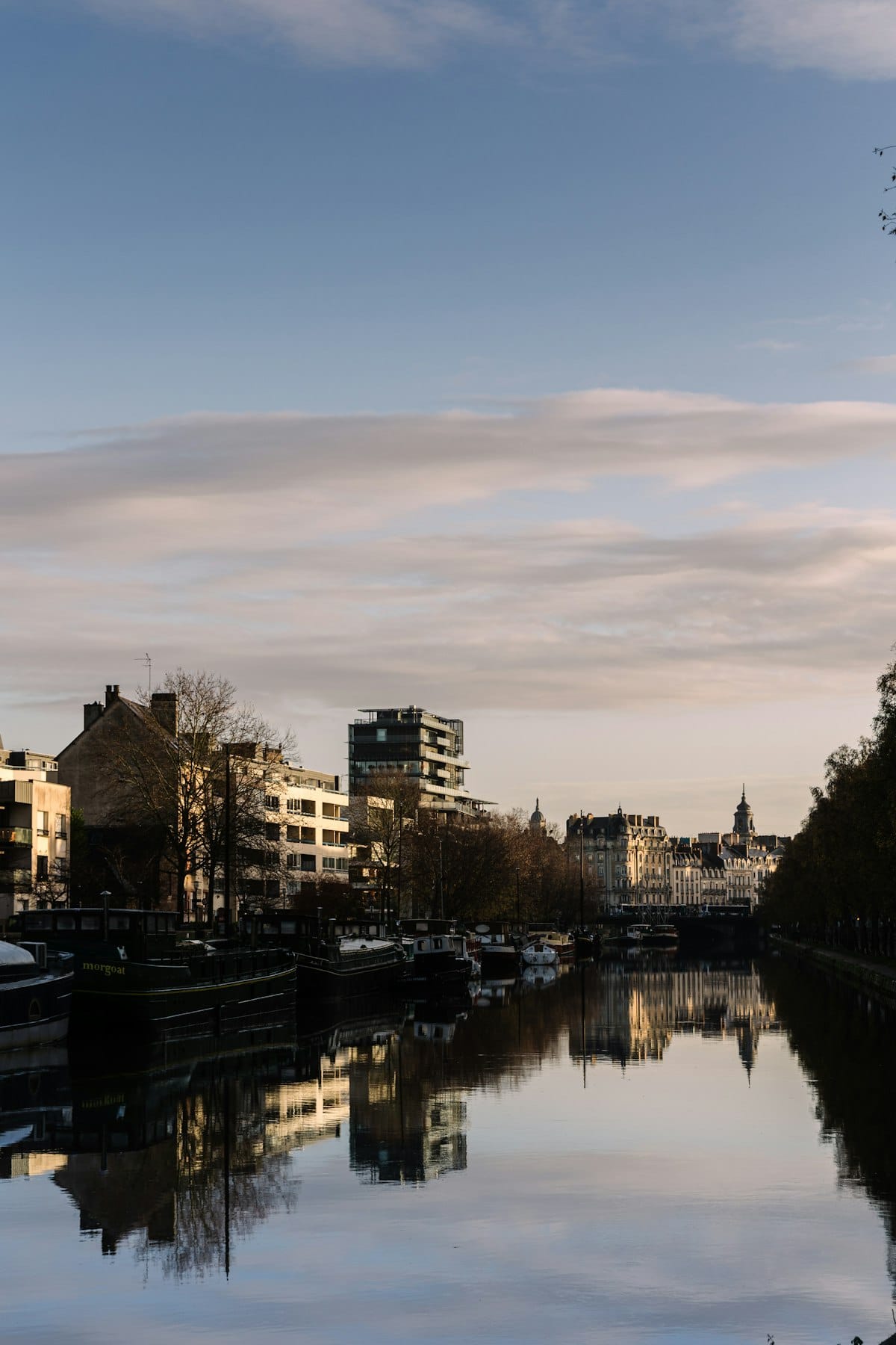 Vue de Rennes — rivière Vilaine et bâtiments du centre-ville