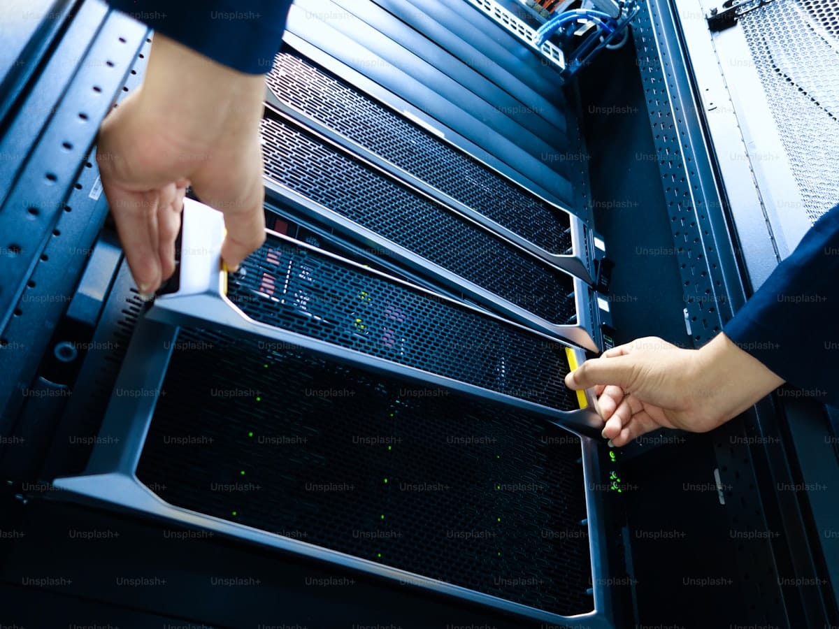 Technicien dans un data center — monitoring de serveurs self-hosted